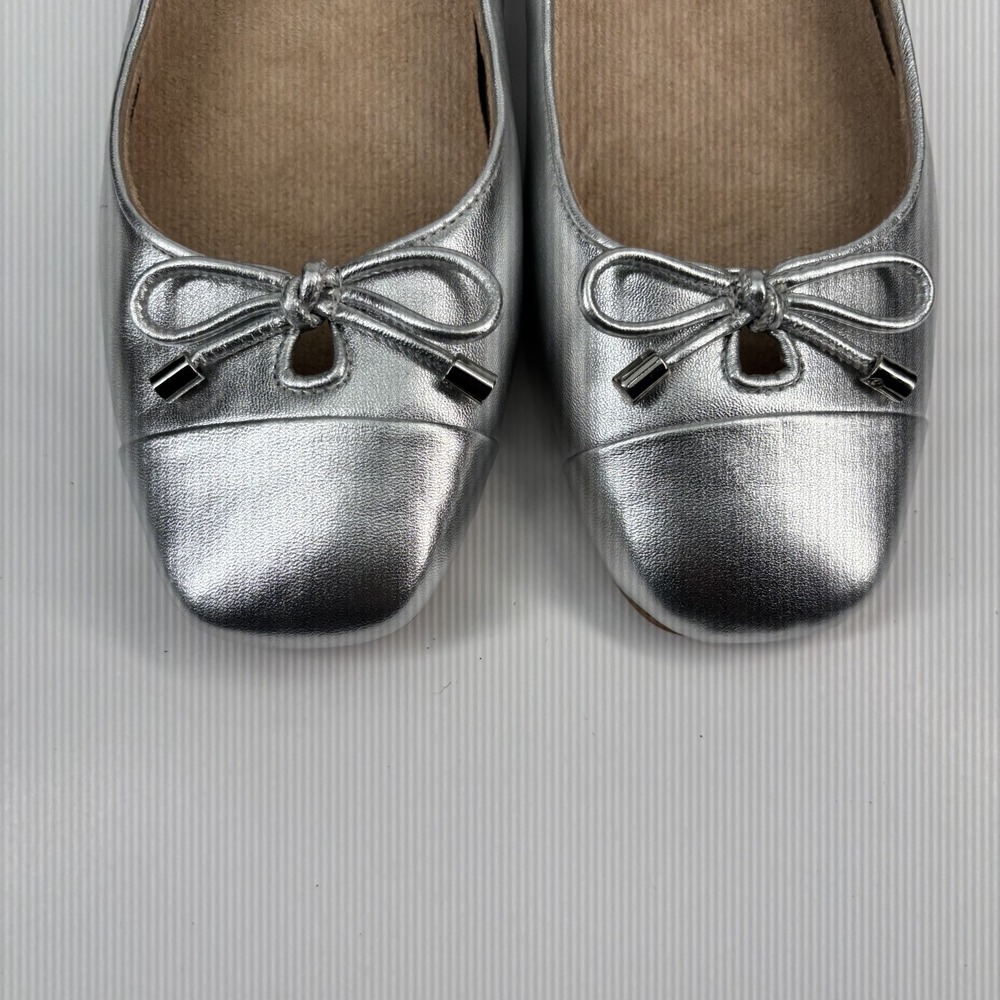 Vionic Silver Flats with Bow Detail 8.5 wide - Picture 2 of 16